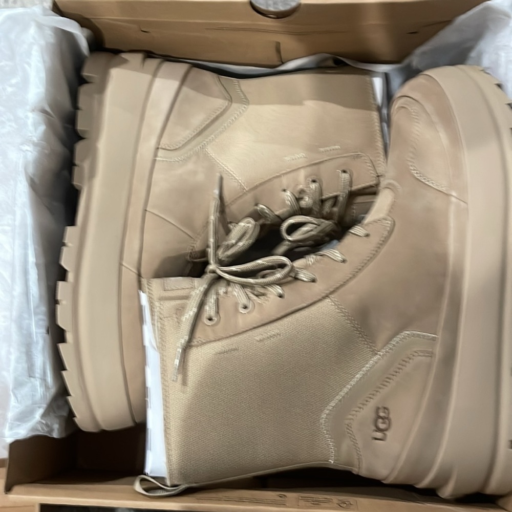 UGG Lug Platform Lace-Up
Combat Boot 🥾🥾🥾(Women) - Picture 6 of 9
